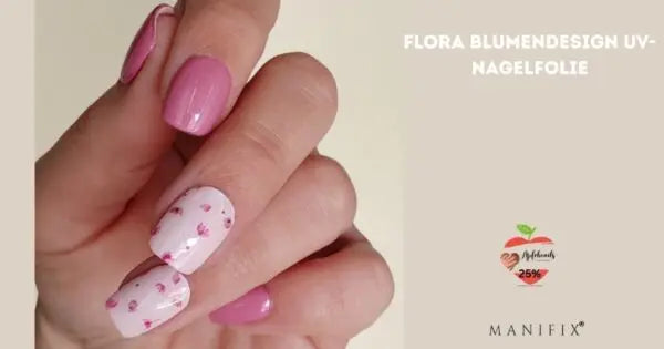 Hand mit Nagel Desing Sommer Blumen