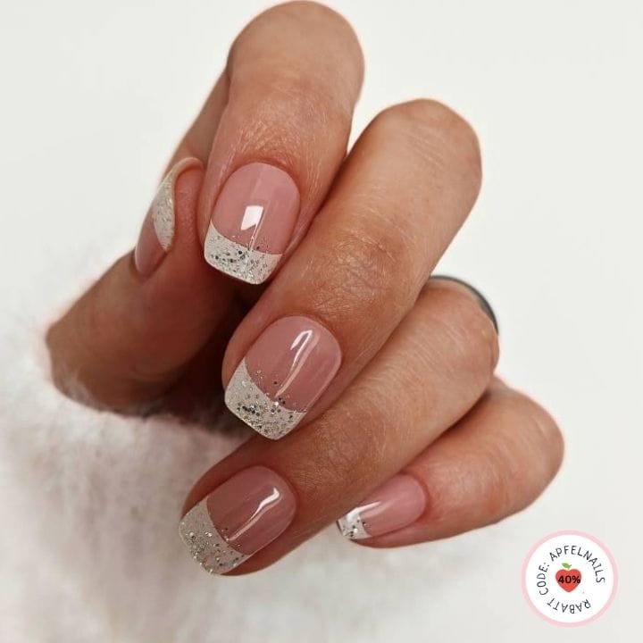 Weihnachtsnägel French Nails mit Glitzer