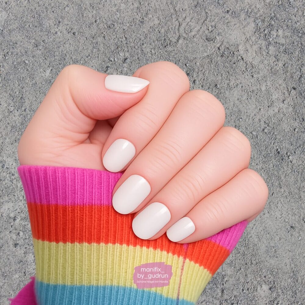 Weiße Nägel auf Hand