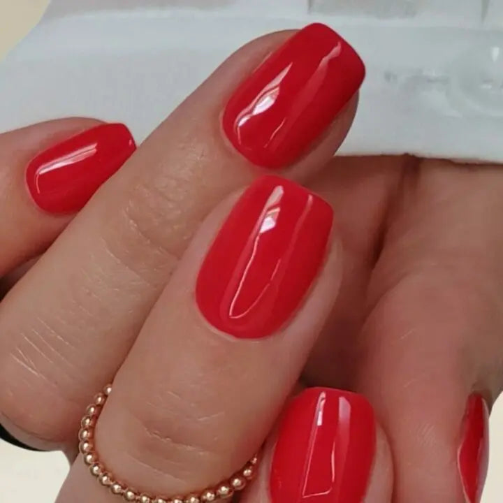 Lipstick Red UV-Nagelfolien von Manifix auf der Hand – lippenstiftrotes Design in Profi-Qualität