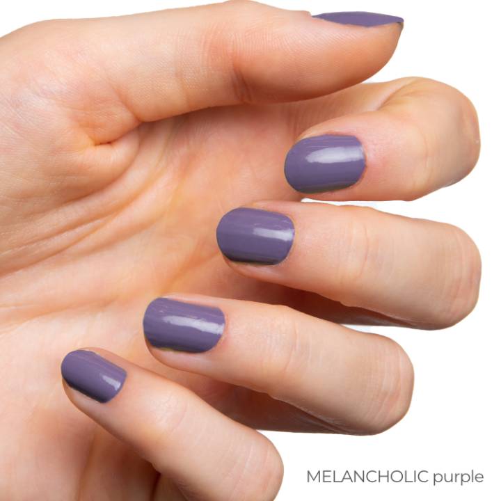 Melancholic Purple UV-Nagelfolien von Manifix auf den Nägeln – melancholisches Lila in Profi-Qualität