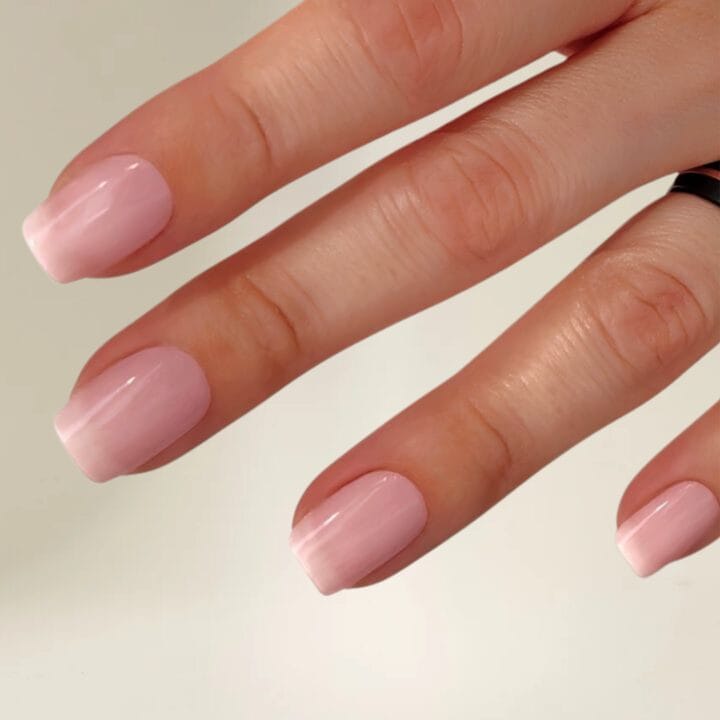 Milky Nails mit Milky Nails UV-Nagelfolien von Manifix – modernes milchiges Nageldesign für gepflegte Hände.