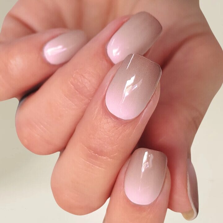 Edles Nageldesign für den Herbst: Rich Babyboomer UV-Nagelfolien von Manifix für einen warmen, luxuriösen Ombre-Look.
