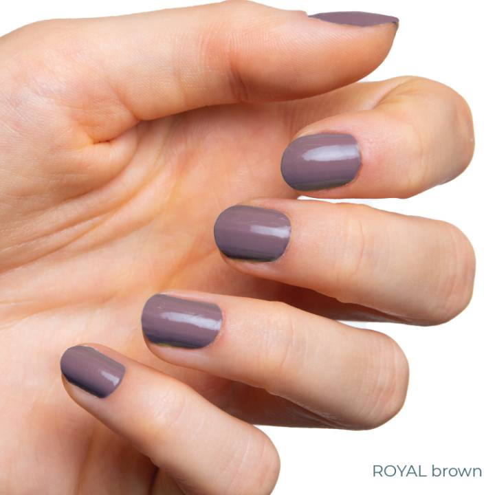 Royal Purple UV-Nagelfolien von Manifix auf den Nägeln – königliches Lila in Profi-Qualität