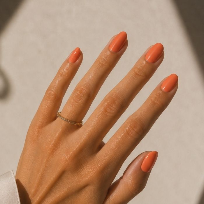 Sommernägel in Orange im Vitamin Sea Look mit Rebel Orange UV-Nagelfolien von Manifix – leuchtendes orangefarbenes Design.