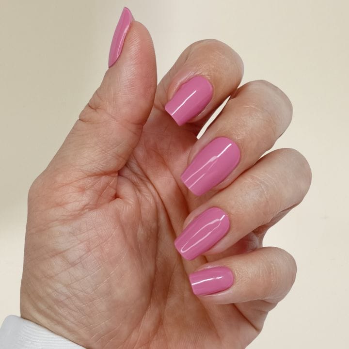 With You UV-Nagelfolien von Manifix – romantische altrosafarbene und lilafarbene Nägel zuhause machen