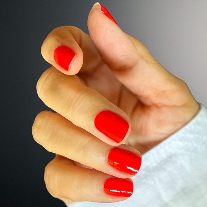Hand mit perfekt gefeilten Naegeln
