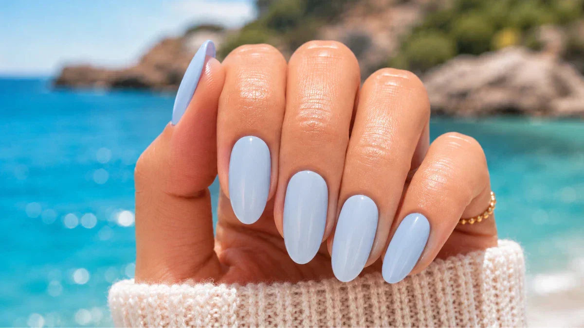 Blaue Sommernägel. Handbild Nahaufnahme von hellblauen Nägeln