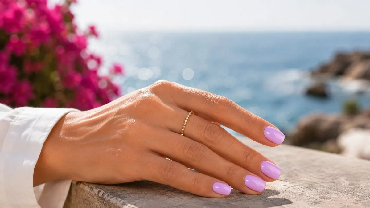 Purple Nails mit Miss Me Pastell UV-Nagelfolie von Manifix – zarte pastelllila Nägel am sommerlichen Meer