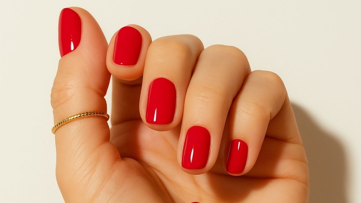 rote-fingernaegel-mit-roten-uv-nagelfolien
