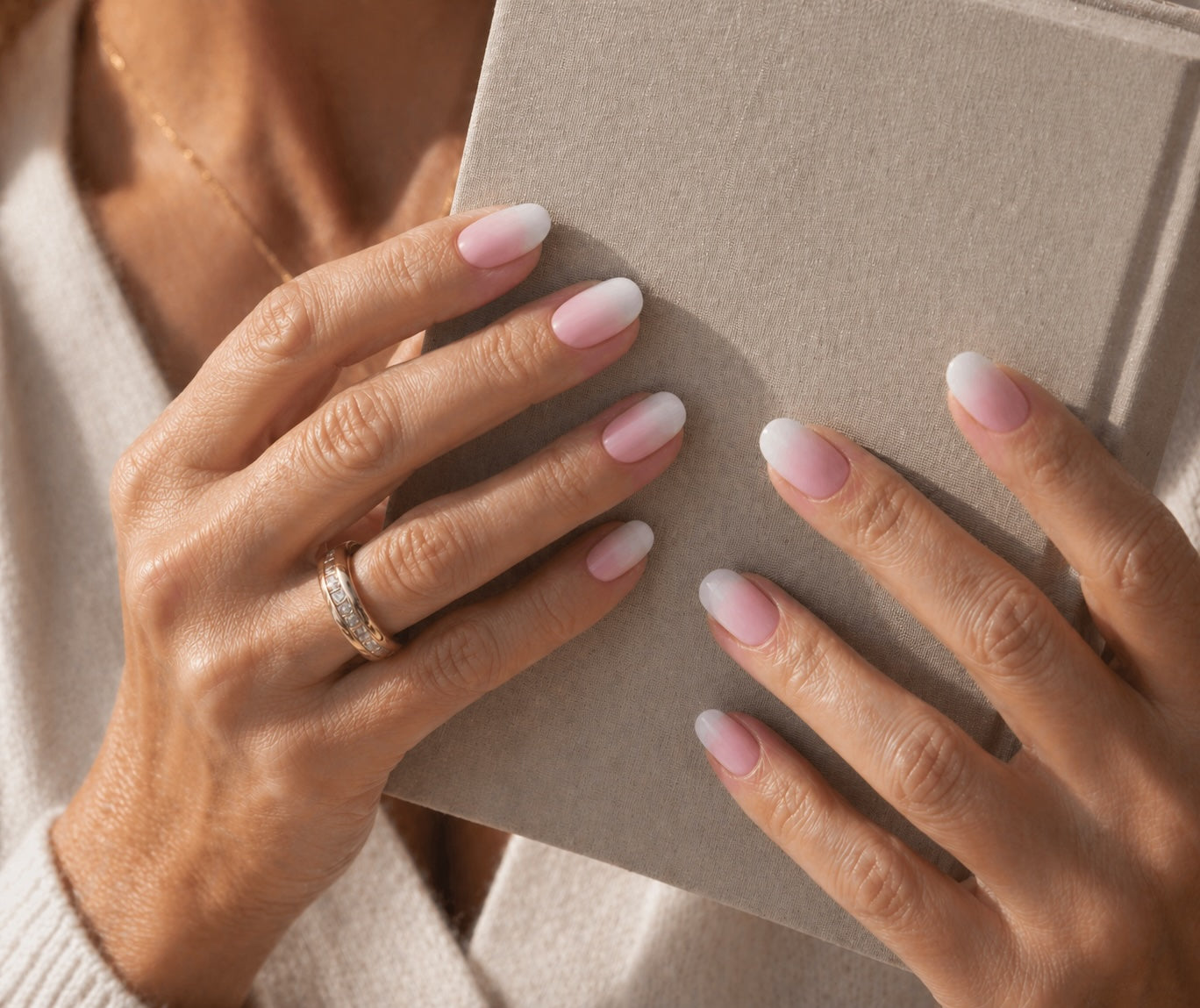 Hand mit Babyboomer UV-Nagelfolien von MANIFIX
