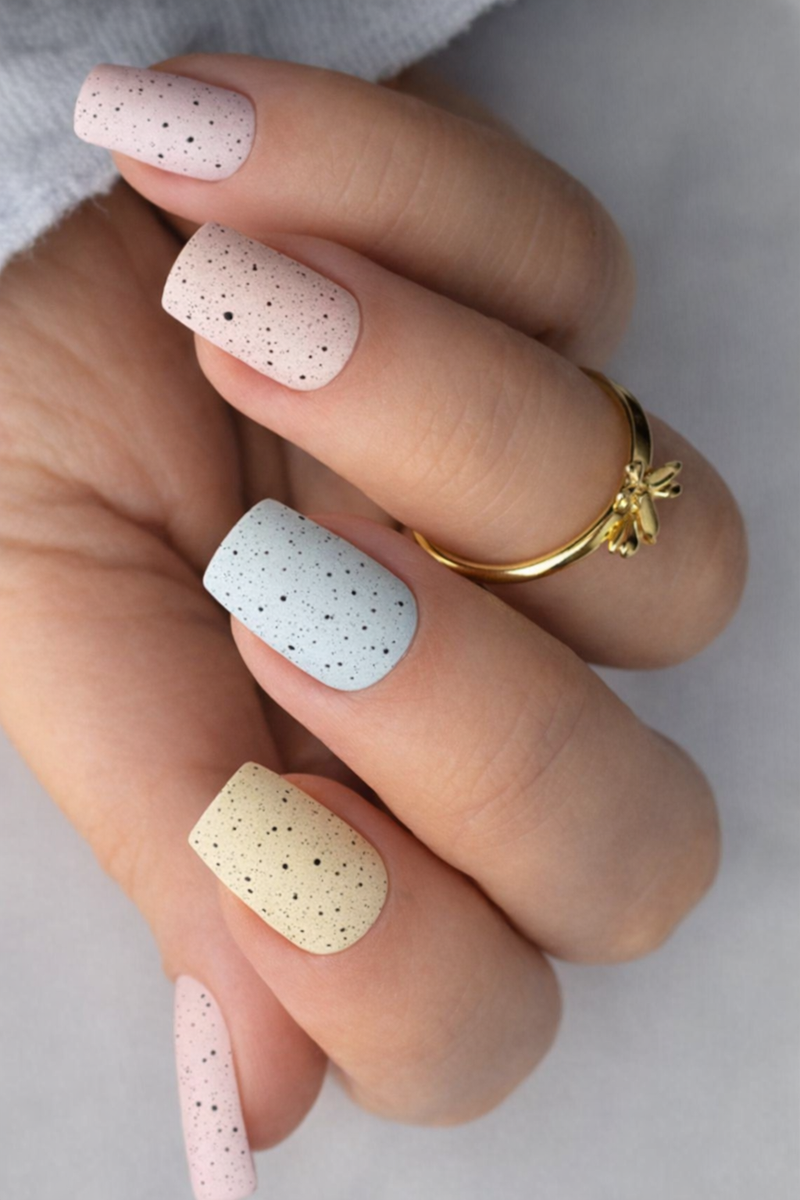 Nageldesign Ideen Frühling: Eggshell Nails mit mattem Finish