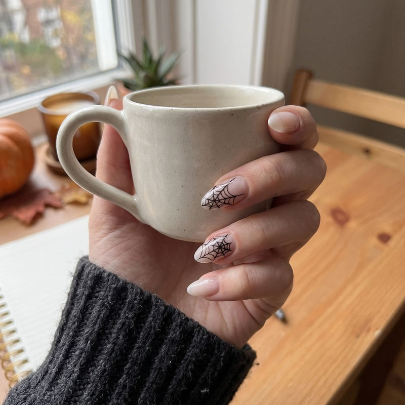 Meine liebsten Ideen für Gothic Halloween Nails mit feinen Spinnennetz-Linien