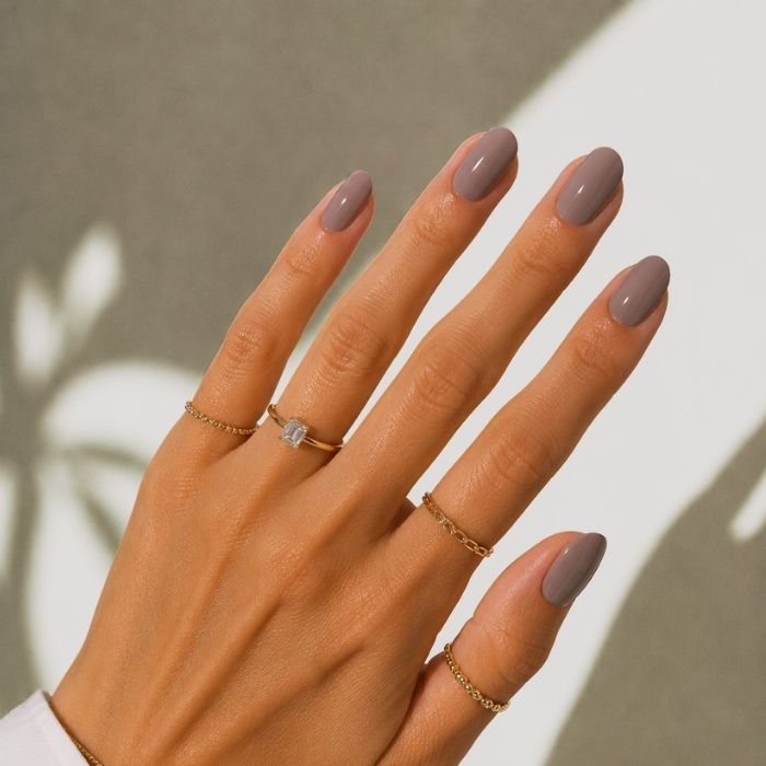 Coffee Nails im Latte Aesthetic Look mit Temptation Brown UV-Nagelfolien von Manifix – warmes braunes Nageldesign.