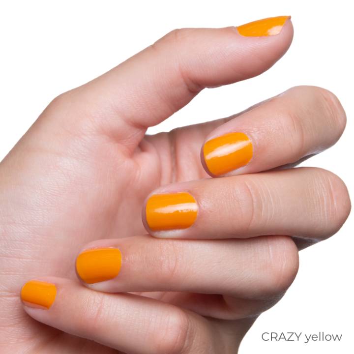 Crazy Yellow UV-Nagelfolien von Manifix auf den Nägeln – verrückt gelbes Nageldesign