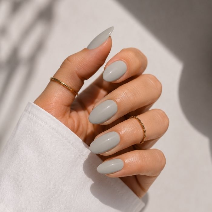 Elegante Nägel mit Chic Nature UV-Nagelfolien von Manifix – Handbild