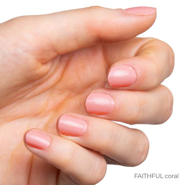 Faithful Coral UV-Nagelfolien von Manifix auf den Nägeln – warmes Korall in Profi-Qualität