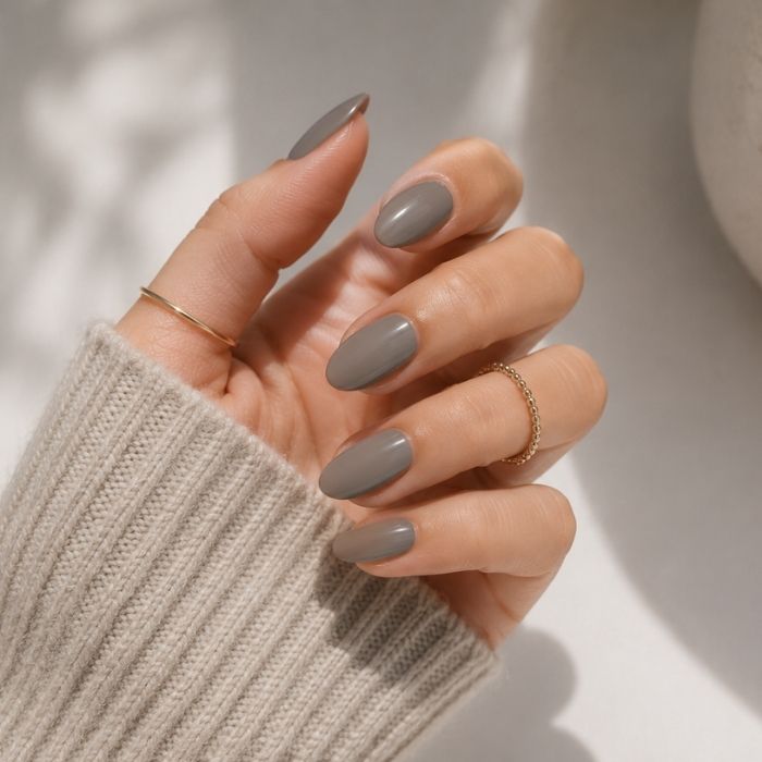 Graue Nägel im Slate Chic Look mit Wisdom Grey UV-Nagelfolien von Manifix – minimalistisches kühles Nageldesign.
