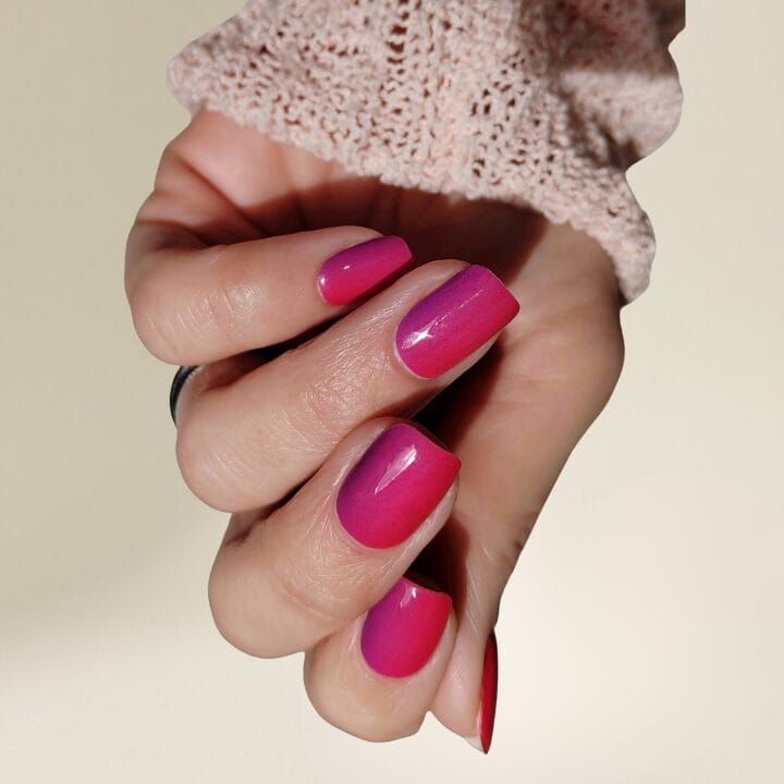 Intense Babyboomer UV-Nagelfolien von Manifix auf der Hand – intensiver Nude-Weiß-Verlauf