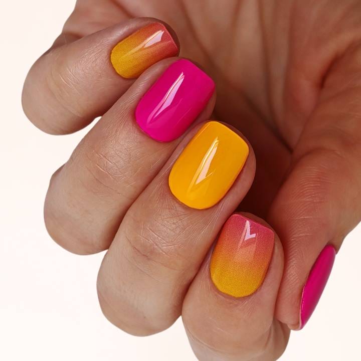 Knallige Sommer-Nägel mit Mai Tai Rainbow UV-Nagelfolie von Manifix – buntes Cocktail-Design