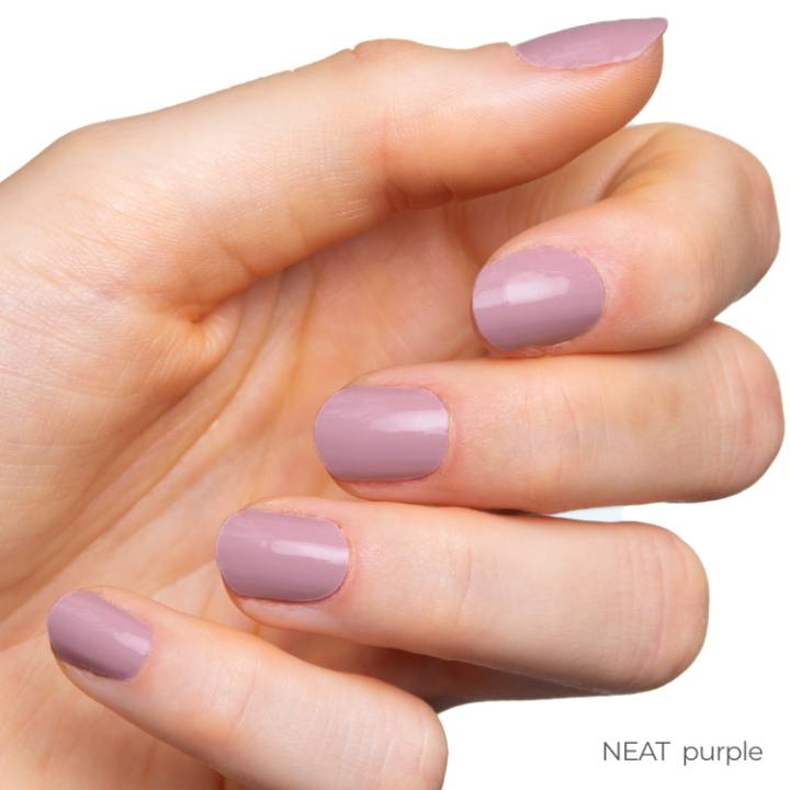 Neat Purple UV-Nagelfolien von Manifix auf den Nägeln – gepflegtes Lila in Profi-Qualität