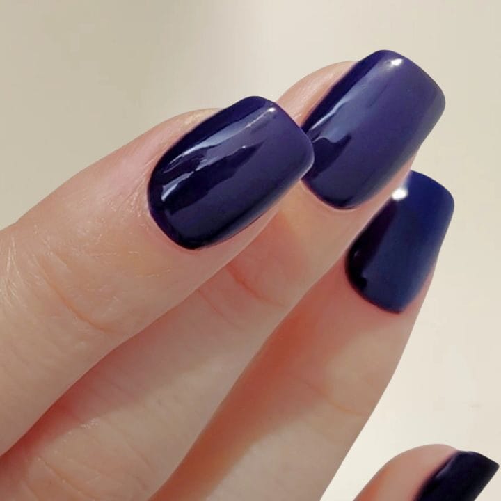Persian Blue UV-Nagelfolien von Manifix auf der Hand – tiefes Dunkelblau in Profi-Qualität