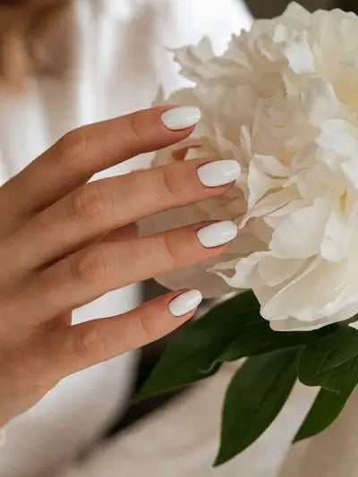 Weiße Glitzer-Nägel: Die edelste Maniküre für Hochzeiten