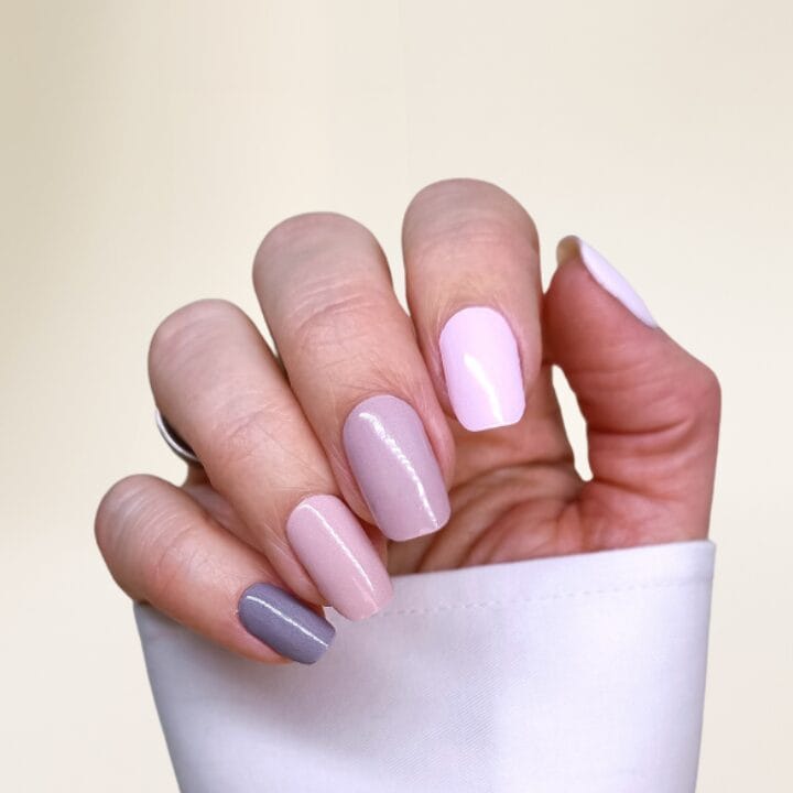 Wanna Be Rainbow UV-Nagelfolien von Manifix auf der Hand – buntes Regenbogen-Design auf der Hand