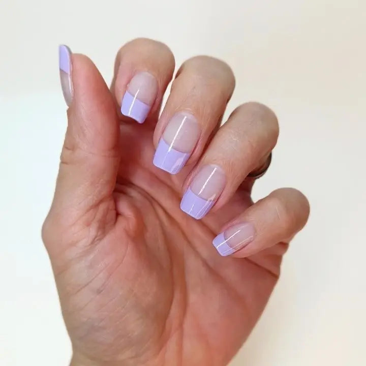 Purple Franch Nails auf den Nägeln