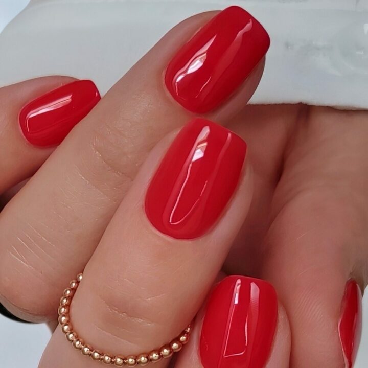lipstick-red-uv-nagelfolien-manifix-hand