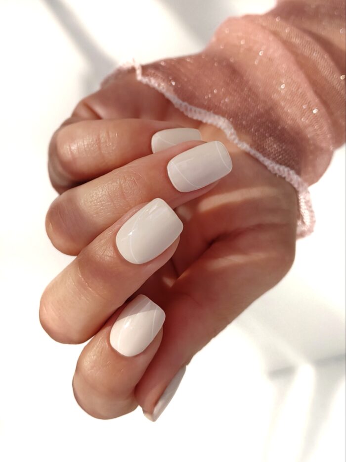 Powdered minimalistic nailart UV Nagelfolien Manifix Handbild