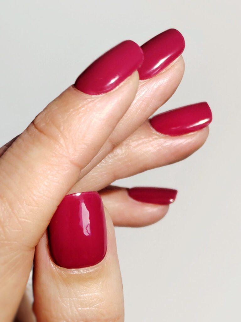 Viva Magenta trägst du schnell und einfach mit den Manifix-Folien in der Farbe Wild Berry auf deine Nägel auf.