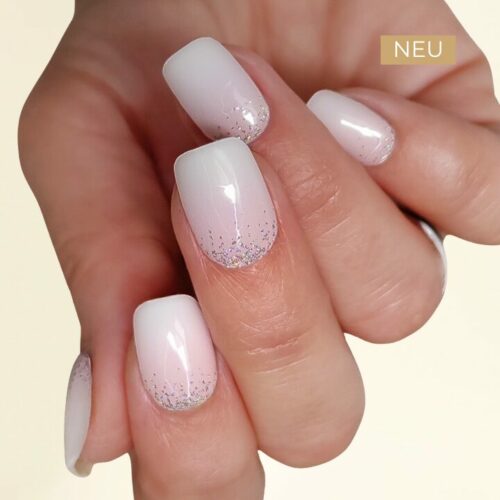 babyboomer-mit-glitzer-uv-nagelfolien-manifix-hand